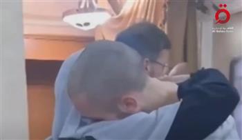   بعد 5 أعوام في سجون الاحتلال.. لقاء الأسير الفلسطيني المحرر محمد صباح بوالدته
