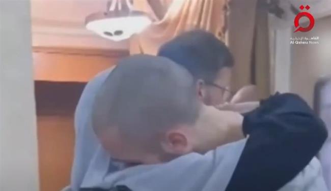 بعد 5 أعوام في سجون الاحتلال.. لقاء الأسير الفلسطيني المحرر محمد صباح بوالدته
