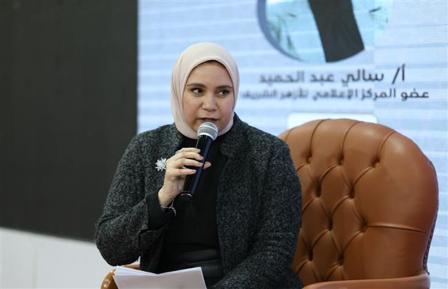 نهلة الصعيدي تحاضر خلال ندوة بمعرض الكتاب "قراءة في كتاب نساء مشرقات"