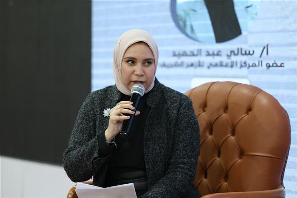 نهلة الصعيدي تحاضر خلال ندوة بمعرض الكتاب "قراءة في كتاب نساء مشرقات"