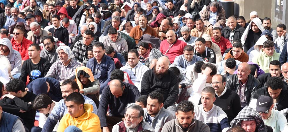 الآلاف من زوار معرض الكتاب يؤدون صلاة الجمعة