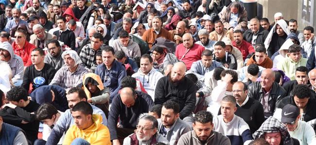 الآلاف من زوار معرض الكتاب يؤدون صلاة الجمعة