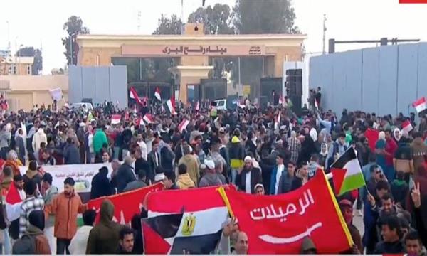 وفود شعبية وسياسية أمام معبر رفح لرفض مخططات تهجير الفلسطينيين (بث مباشر)