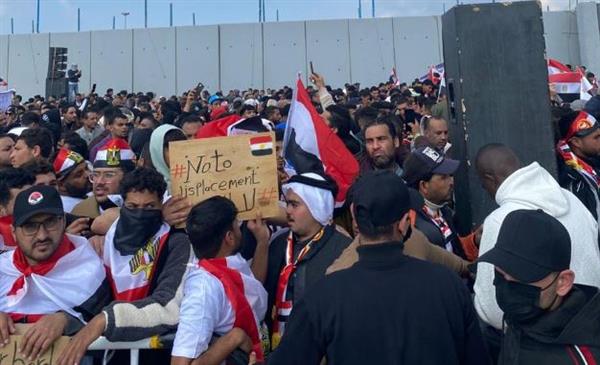 "كلنا معاك يا سيسي".. آلاف المصريين يحتشدون أمام معبر رفح رفضا للتهجير