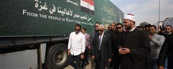   من أمام معبر رفح البري.. محافظ شمال سيناء يتفقد شاحنات بيت الزكاة والصدقات