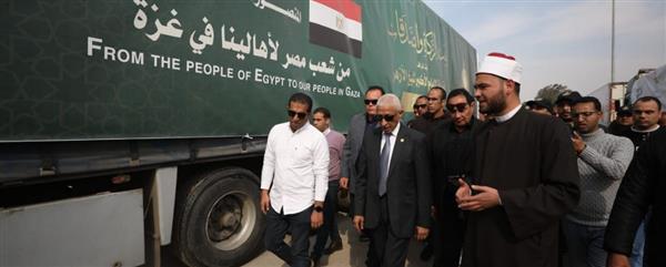 من أمام معبر رفح البري.. محافظ شمال سيناء يتفقد شاحنات بيت الزكاة والصدقات