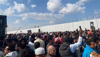   الإعلام العبري يبرز مشاهد الحشود الشعبية فى رفح لرفض تهجير الفلسطينيين