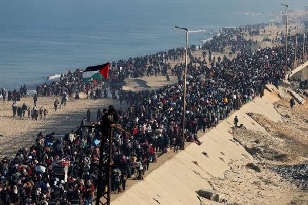 خاص | سيرا على الأقدام.. فلسطينيون يروون رحلة العودة إلى ديارهم في شمال غزة