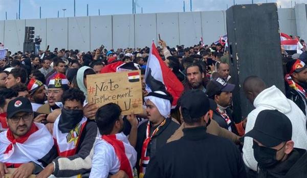 آلاف المصريين يحتشدون نحو معبر رفح دعمًا لفلسطين ويهتفون " لا للتهجير"