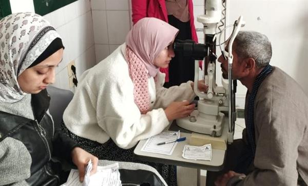 الكشف على 725 مواطناً خلال قافلة طبية مجانية لجامعة المنيا بقرية شعراوي