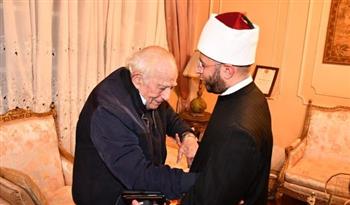   في لفتة إنسانية .. وزير الأوقاف يزور الفنان رشوان توفيق
