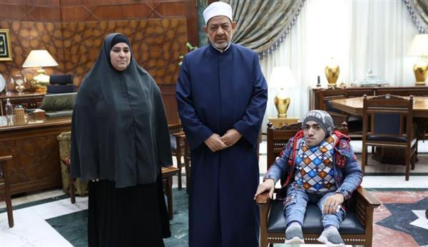 شيخ الأزهر يلتقي السيدة زينب الشربيني ويشيد بصبرها وتفانيها في خدمة ابنها
