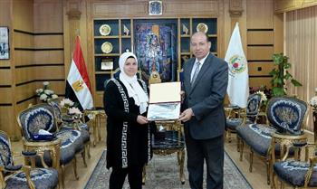   رئيس جامعة المنصورة يُكرِّم معاونة خدمة بكلية التمريض لأمانتها