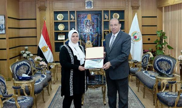 رئيس جامعة المنصورة يُكرِّم معاونة خدمة بكلية التمريض لأمانتها