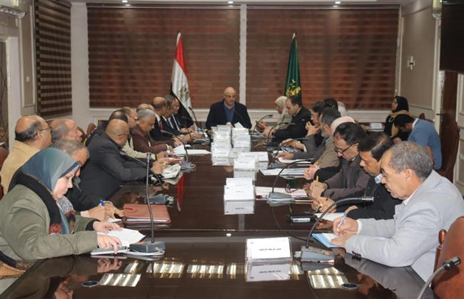 محافظ القليوبية يوجه رؤساء المدن والأحياء الارتقاء بمنظومة النظافة 