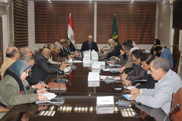 محافظ القليوبية يوجه رؤساء المدن والأحياء الارتقاء بمنظومة النظافة