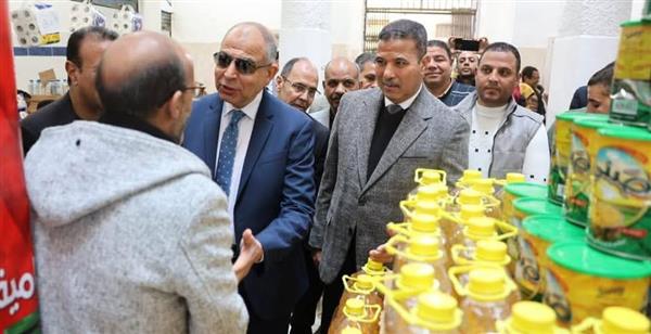 محافظ المنيا يفتتح سوق اليوم الواحد بتخفيضات تزيد على 30%