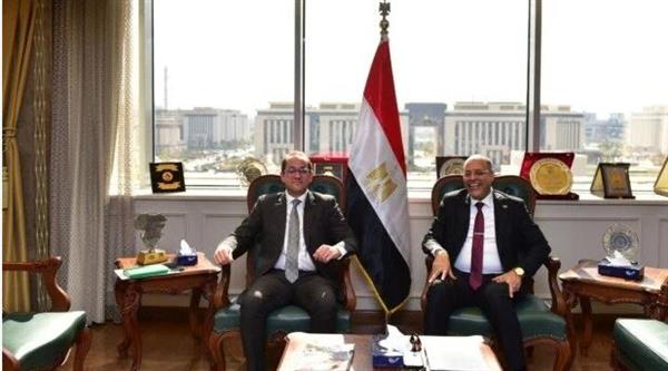 وزيرا العمل والمالية يبحثان سبل تسهيل إجراءات تقديم الخدمات للعمالة غير المنتظمة