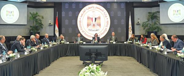 وزير الاستثمار يجتمع مع رؤساء وأعضاء المجالس التصديرية