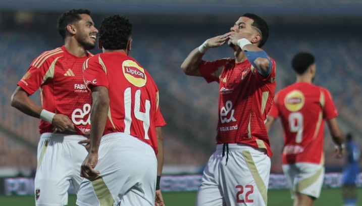 الأهلي يفوز على سموحة بثنائية ويتصدر جدول الدوري المصري