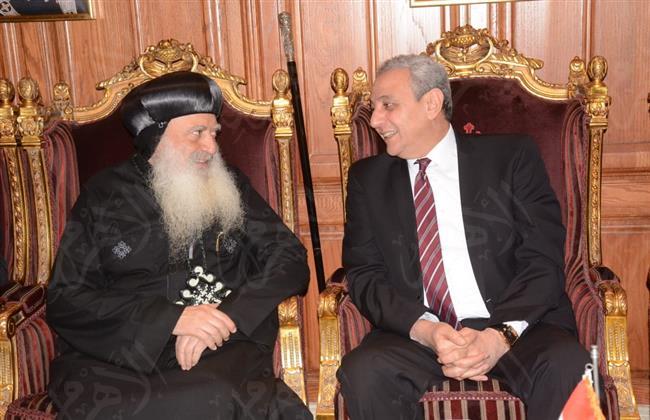 محافظ الغربية يزور كنائس طنطا لتقديم التهنئة ويوزع هدايا الرئيس في عيد الميلاد المجيد 