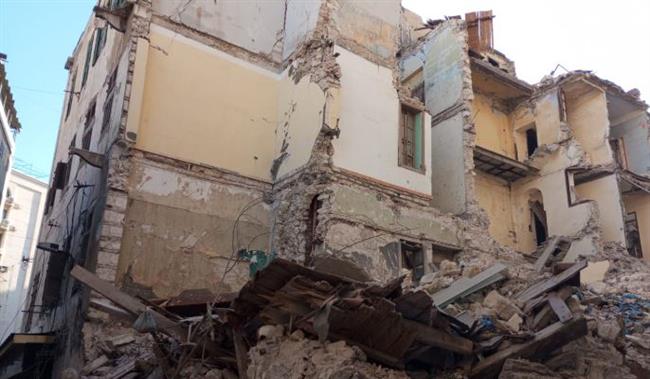 انهيار عقار خال من السكان وسقوط أجزاء بآخر دون إصابات فى العطارين بالإسكندرية