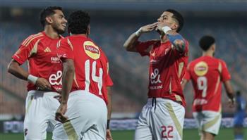 الأهلي يفوز على سموحة بثنائية ويتصدر جدول الدوري المصري