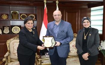 محافظ بني سويف ونائب وزير الصحة يناقشان خطة تحسين الخصائص السكانية بالمحافظة