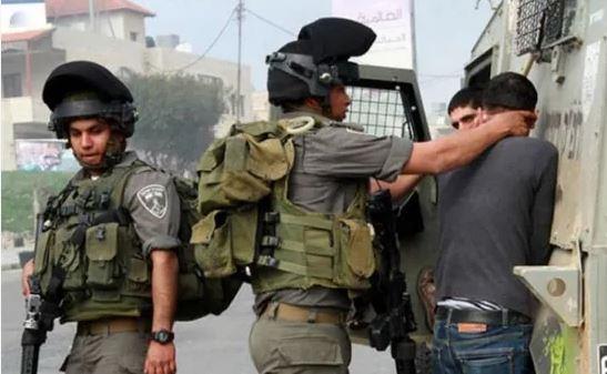 الاحتلال الإسرائيلي يعتقل فلسطينيين ويحتجز أكثر من 50 آخرين من محافظة الخليل