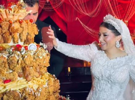 من الكلاسيكي للجريء.. صيحة تورتة الفرايد تشيكين تغزو حفلات الزفاف
