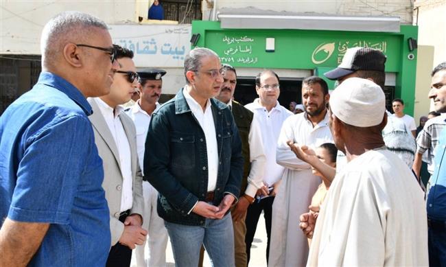 محافظ الفيوم يتابع خطة نقل الباعة الجائلين لتوفير السيولة المرورية