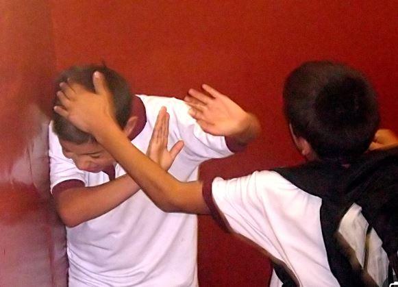 سائق يعتدي على شاب ويجبره على ارتداء ملابس حريمي بالجيزة