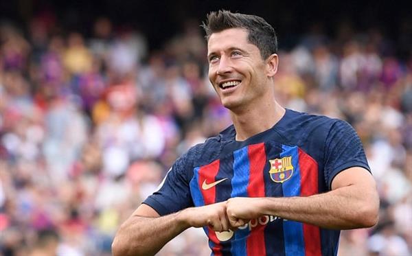 ليفاندوفسكي يؤكد استعداده للبقاء في برشلونة.. بشرط
