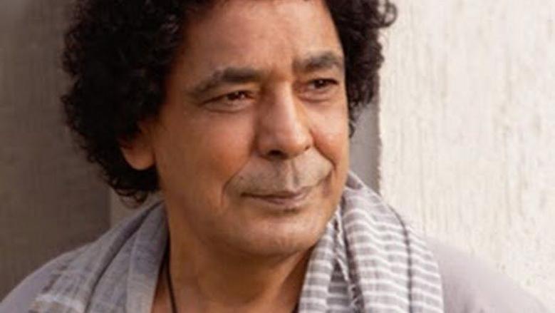 محمد منير.. من “علموني عنيك” إلى “باب الجمال”  رحلة الألبومات التي صنعت أسطورة الكينج