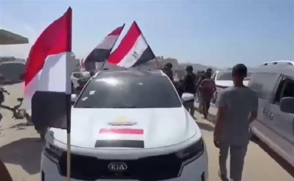 الأعلام المصرية تزين مقدمة عودة النازحين.. وقوافل المساعدات تتدفق إلى شمال غزة