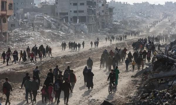 آلاف النازحين الفلسطينيين يعودون إلى غزة مع دخول وقف إطلاق النار حيز التنفيذ