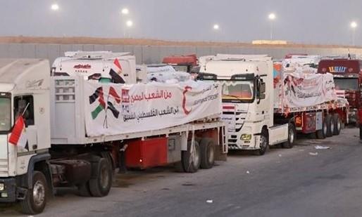 القاهرة الإخبارية: عودة عدد من الشاحنات من معبر رفح دون تفريغ حمولتها