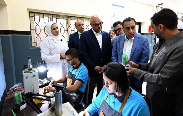 رئيس الوزراء يتفقد مدرسة إيجيبت جولد الثانوية للتكنولوجيا التطبيقية