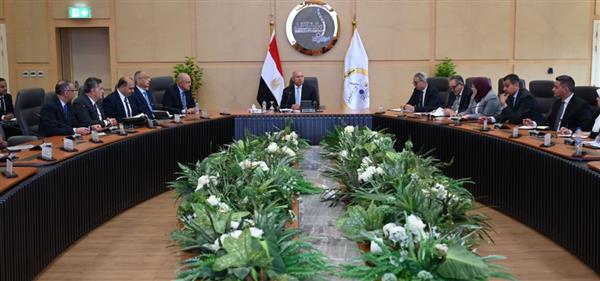 الوزير يبحث مع مصنعي الأسمنت خفض الأسعار وزيادة الإنتاج