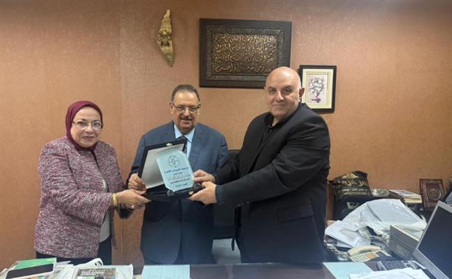 إذاعة صوت العرب تكرم السفير خليل الذوادي 