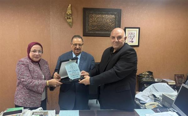إذاعة صوت العرب تكرم السفير خليل الذوادي