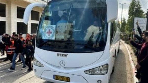 إعلام فلسطيني: تحرك شاحنات مصلحة السجون الإسرائيلية لإطلاق سراح الأسرى