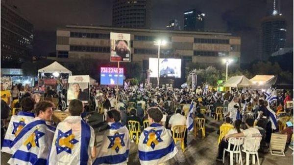 قبل تنفيذ صفقة التبادل.. آلاف الإسرائيليين يحتشدون في تل أبيب