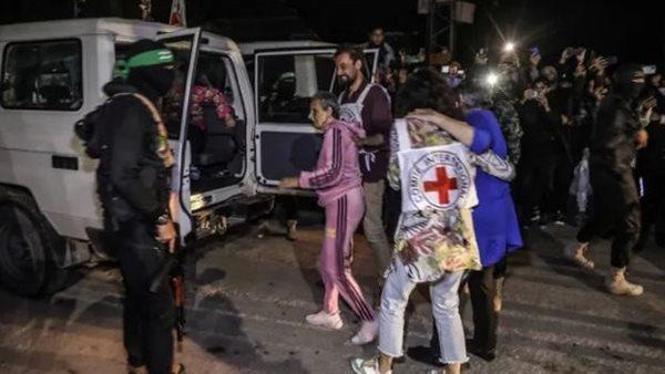 سكاي نيوز: حماس ستبدأ بتسليم الرهائن الأحياء ومن عثرت عليهم من رفات القتلى