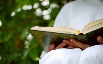   ما حكم إلقاء السلام على قارئ القرآن؟