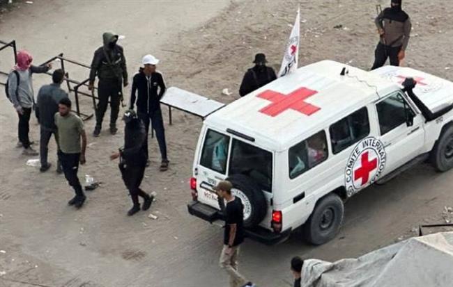 إعلام إسرائيلي: الجيش يتسلم المحتجزين السبعة المفرج عنهم من قطاع غزة