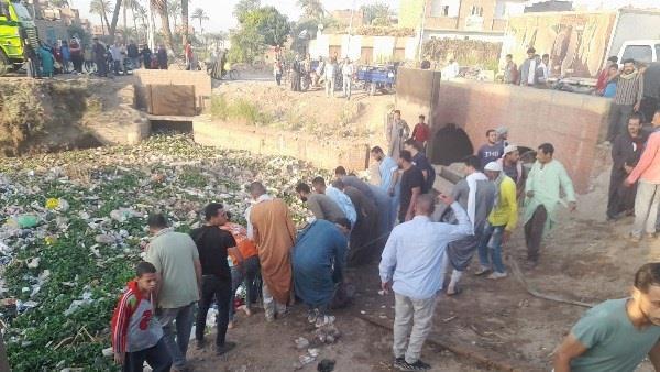 سقوط توك توك يحمل تلاميذ مدارس في مصرف بأسيوط