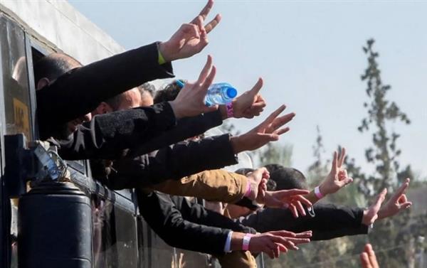 وصول أول حافلة تقل أسرى فلسطينيين إلى غزة