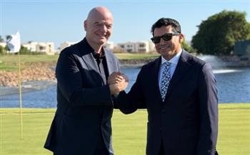   وزير الرياضة يلتقي إنفانتينو على هامش مؤتمر السلام بشرم الشيخ