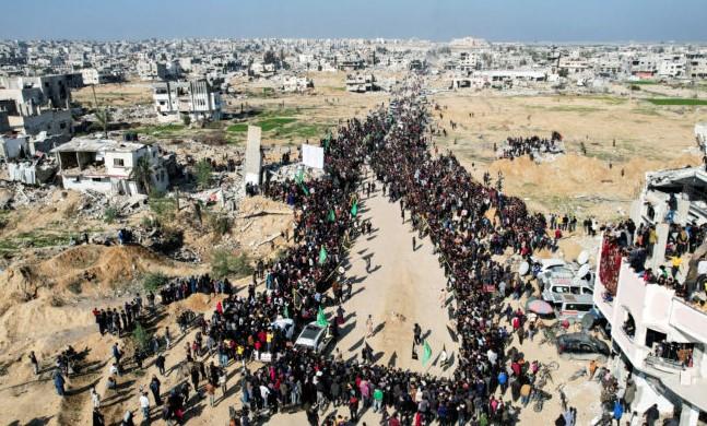وصول أسرى فلسطينيين إلى خان يونس بعد إطلاق سراحهم من سجون الاحتلال